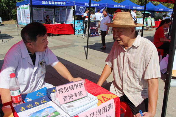 彭京宁主管药师接受市民用药咨询 彭京宁主管药师接受市民用药咨询