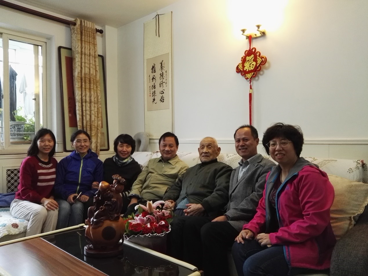 学会与研究室代表与宋书元教授合影 学会与研究室代表与宋书元教授合影